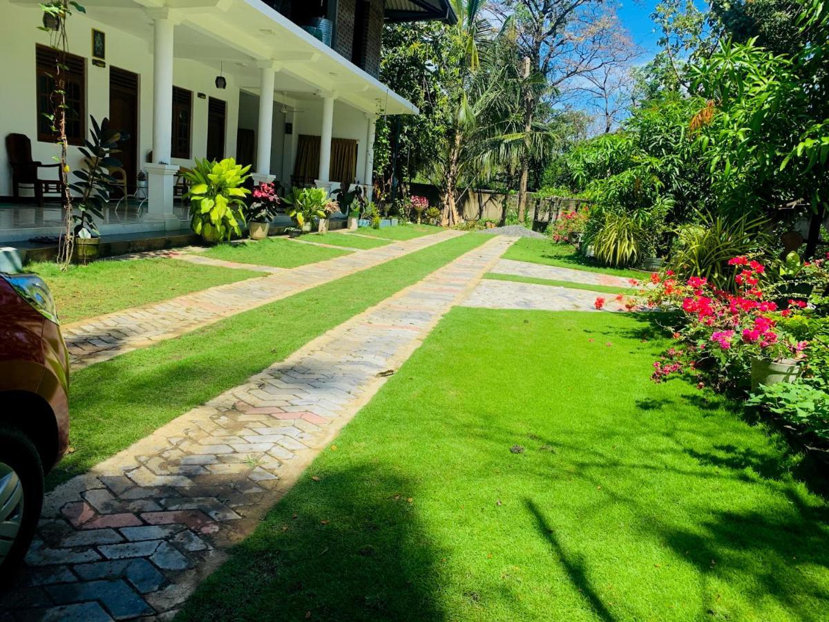 Geethani Tourist Home Polonnaruva Kültér fotó